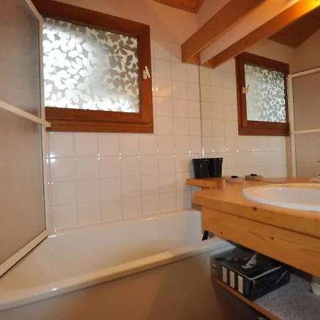 2 Pièces Rénové Avec Balcon, Wifi Et Parking, Proche Centre Et Commerces - Fr-1-517-66