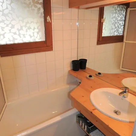 2 Pièces Rénové Avec Balcon, Wifi Et Parking, Proche Centre Et Commerces - Fr-1-517-66 *