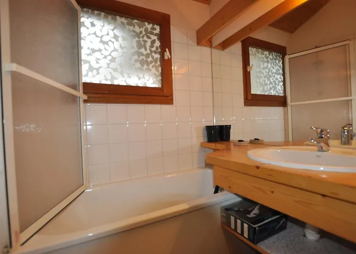 Chamonix: 2 Pieces Avec Parking Proche Centre - Fr-1-517-66