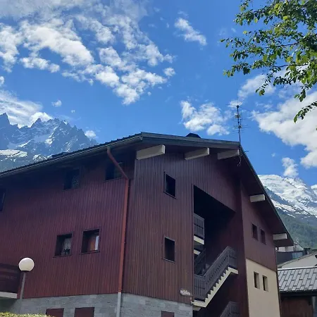 2 Pièces Rénové Avec Balcon, Wifi Et Parking, Proche Centre Et Commerces - Fr-1-517-66 Chamonix